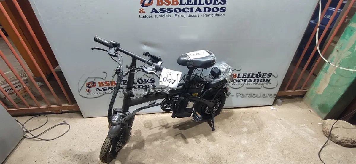 LOTE 047 - 01 BICICLETA ELÉTRICA (NO ESTADO, NÃO SABEMOS SE FUNCIONA. LEILÃO NÃO TEM GARANTIA E NEM DEVOLUÇÃO, SUJEITO A POSSÍVEIS AVARIAS VISÍVEIS/OCULTAS E/OU AUSÊNCIA DE COMPONENTES)