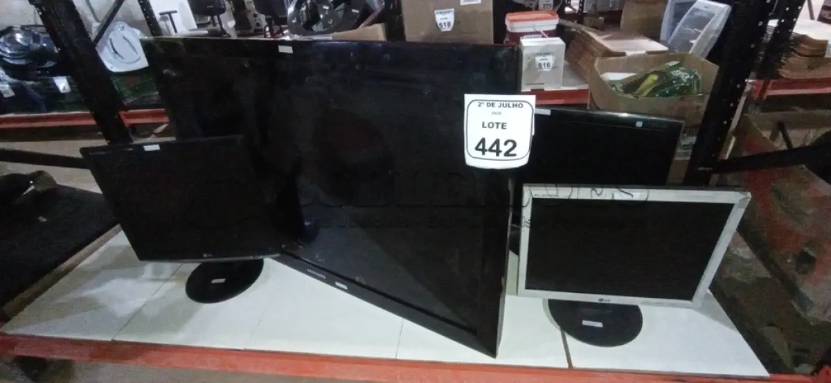 LOTE 442 - 01 TV 39’’ MARCA SAMSUNG E 03 MONITORES DE MARCAS DIVERSAS PARA RETIRADA DE PEÇAS. (NO ESTADO) ATENÇÃO! FAZER A VISITAÇÃO ANTES DE ARREMATAR, NÃO SABEMOS SE FUNCIONA, LEILÃO NÃO TEM GARANTIA E NEM DEVOLUÇÃO, SUJEITO A POSSÍVEIS AVARIAS VISÍVEIS/OCULTAS E/OU AUSÊNCIA DE COMPONENTES.