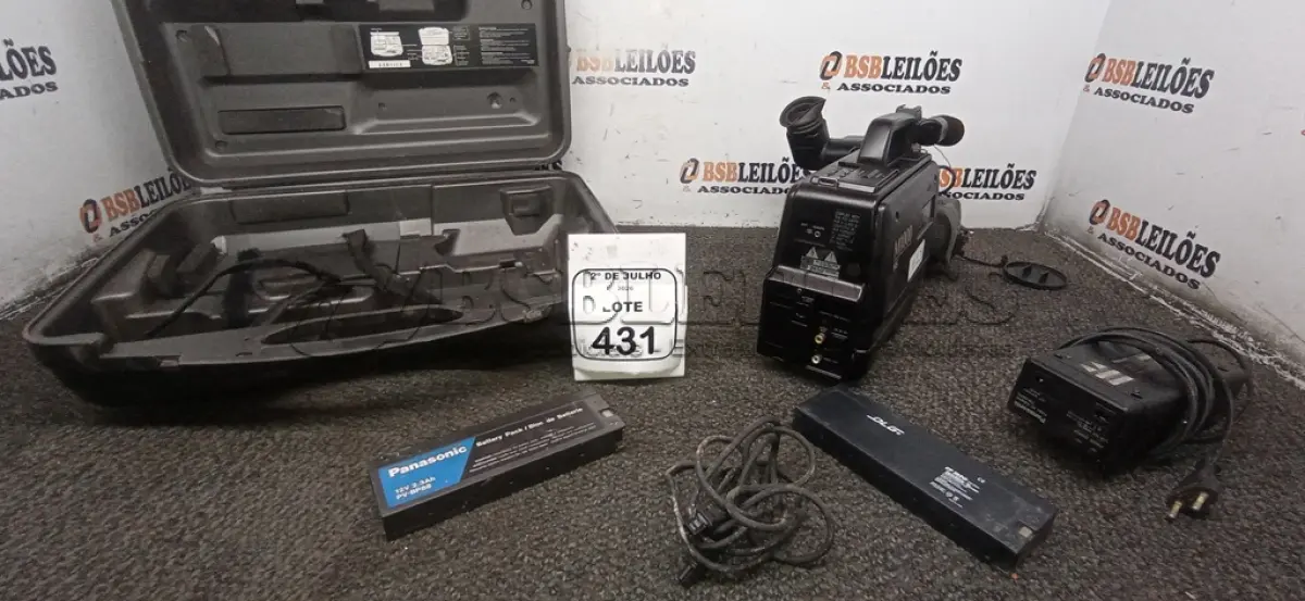 LOTE 431 - 01 FILMADORA MODELO M1000 VHS MARCA PANASONIC COM CASE. (NO ESTADO) ATENÇÃO! FAZER A VISITAÇÃO ANTES DE ARREMATAR, NÃO SABEMOS SE FUNCIONA, LEILÃO NÃO TEM GARANTIA E NEM DEVOLUÇÃO, SUJEITO A POSSÍVEIS AVARIAS VISÍVEIS/OCULTAS E/OU AUSÊNCIA DE COMPONENTES.