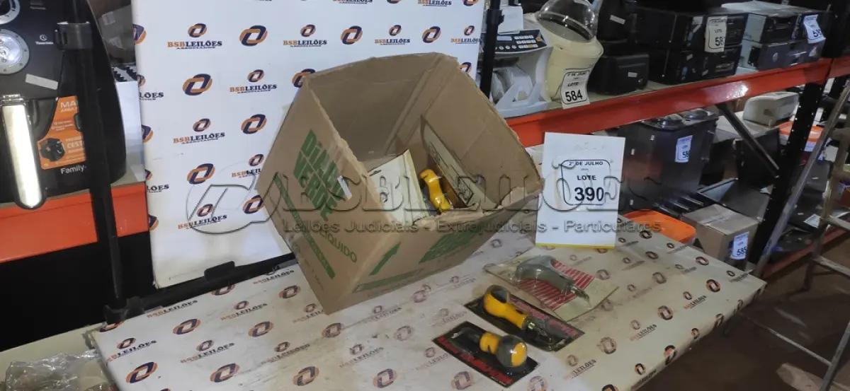 LOTE 390 - 01 LOTE COM VÁRIAS CHAVES DE FENDA COM BITS. (NO ESTADO) ATENÇÃO! FAZER A VISITAÇÃO ANTES DE ARREMATAR, NÃO SABEMOS SE FUNCIONA, LEILÃO NÃO TEM GARANTIA E NEM DEVOLUÇÃO, SUJEITO A POSSÍVEIS AVARIAS VISÍVEIS/OCULTAS E/OU AUSÊNCIA DE COMPONENTES.