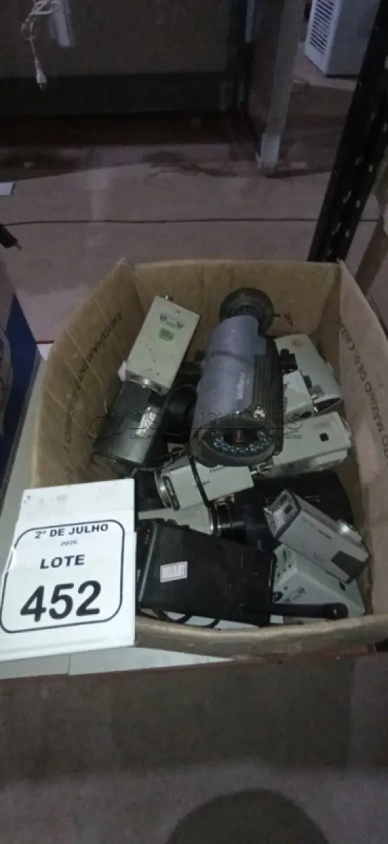 LOTE 452 - 01 LOTE COM VÁRIAS CÂMERAS DE SEGURANÇA DE MARCAS E MODELOS DIVERSOS. (NO ESTADO) ATENÇÃO! FAZER A VISITAÇÃO ANTES DE ARREMATAR, NÃO SABEMOS SE FUNCIONA, LEILÃO NÃO TEM GARANTIA E NEM DEVOLUÇÃO, SUJEITO A POSSÍVEIS AVARIAS VISÍVEIS/OCULTAS E/OU AUSÊNCIA DE COMPONENTES.