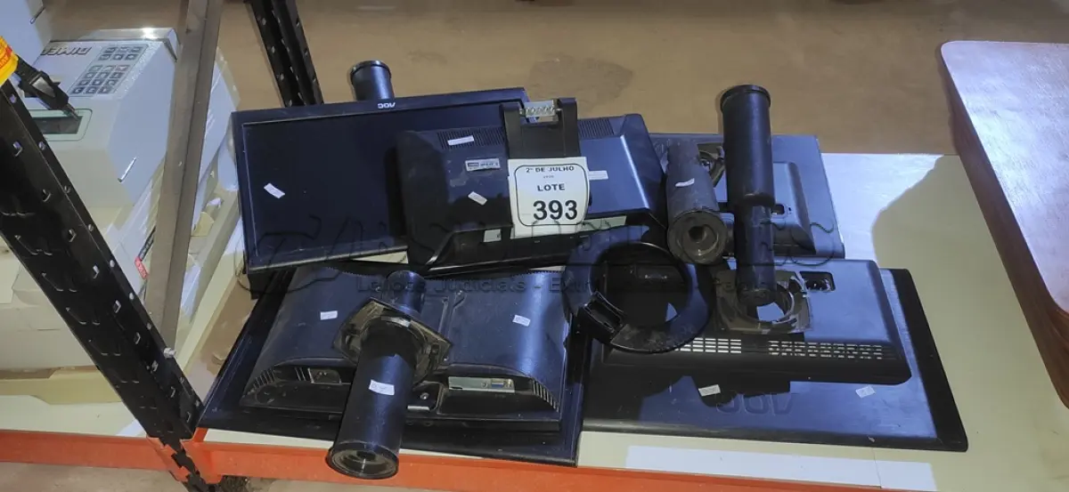 LOTE 393 - 06 MONITORES MARCA AOC PARA RETIRADA DE PEÇAS. (NO ESTADO) ATENÇÃO! FAZER A VISITAÇÃO ANTES DE ARREMATAR, NÃO SABEMOS SE FUNCIONA, LEILÃO NÃO TEM GARANTIA E NEM DEVOLUÇÃO, SUJEITO A POSSÍVEIS AVARIAS VISÍVEIS/OCULTAS E/OU AUSÊNCIA DE COMPONENTES.