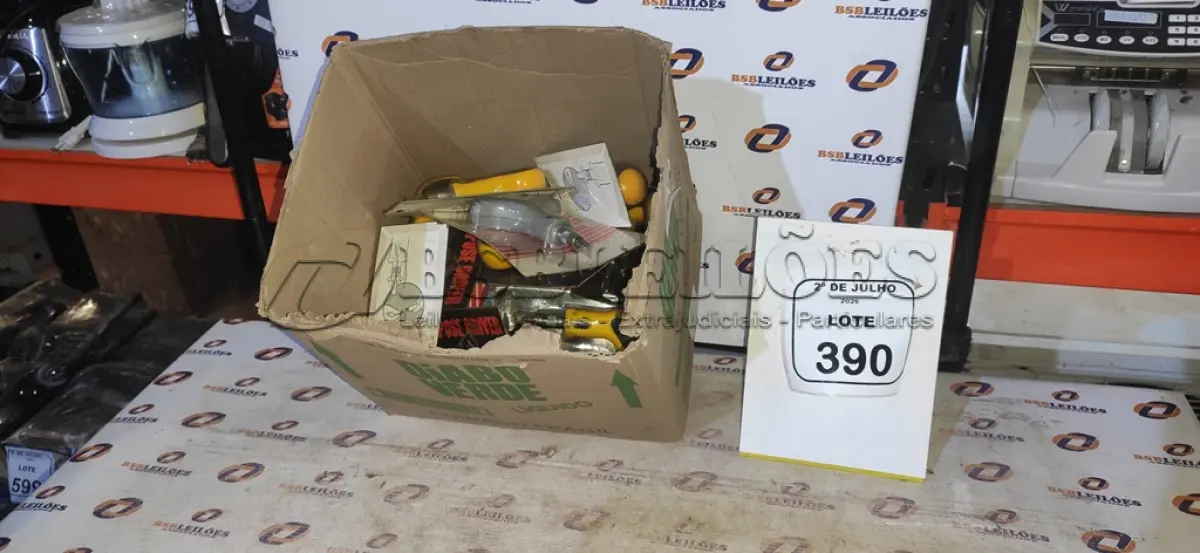 LOTE 390 - 01 LOTE COM VÁRIAS CHAVES DE FENDA COM BITS. (NO ESTADO) ATENÇÃO! FAZER A VISITAÇÃO ANTES DE ARREMATAR, NÃO SABEMOS SE FUNCIONA, LEILÃO NÃO TEM GARANTIA E NEM DEVOLUÇÃO, SUJEITO A POSSÍVEIS AVARIAS VISÍVEIS/OCULTAS E/OU AUSÊNCIA DE COMPONENTES.