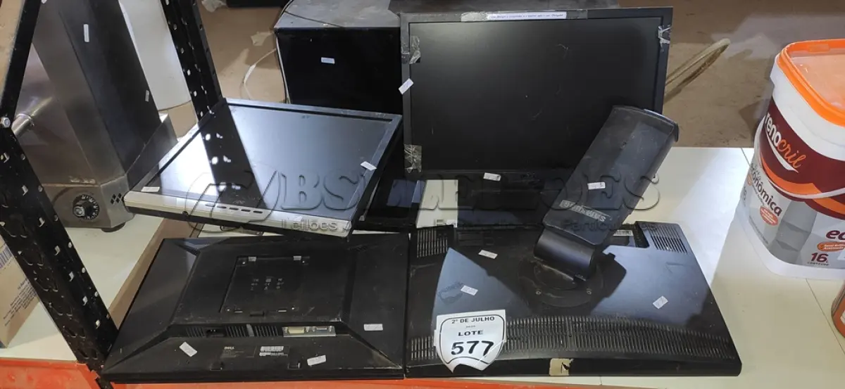 LOTE 577 - 06 MONITORES DE MARCAS E MODELOS DIVERSOS. (NO ESTADO) ATENÇÃO! FAZER A VISITAÇÃO ANTES DE ARREMATAR, NÃO SABEMOS SE FUNCIONA, LEILÃO NÃO TEM GARANTIA E NEM DEVOLUÇÃO, SUJEITO A POSSÍVEIS AVARIAS VISÍVEIS/OCULTAS E/OU AUSÊNCIA DE COMPONENTES.
