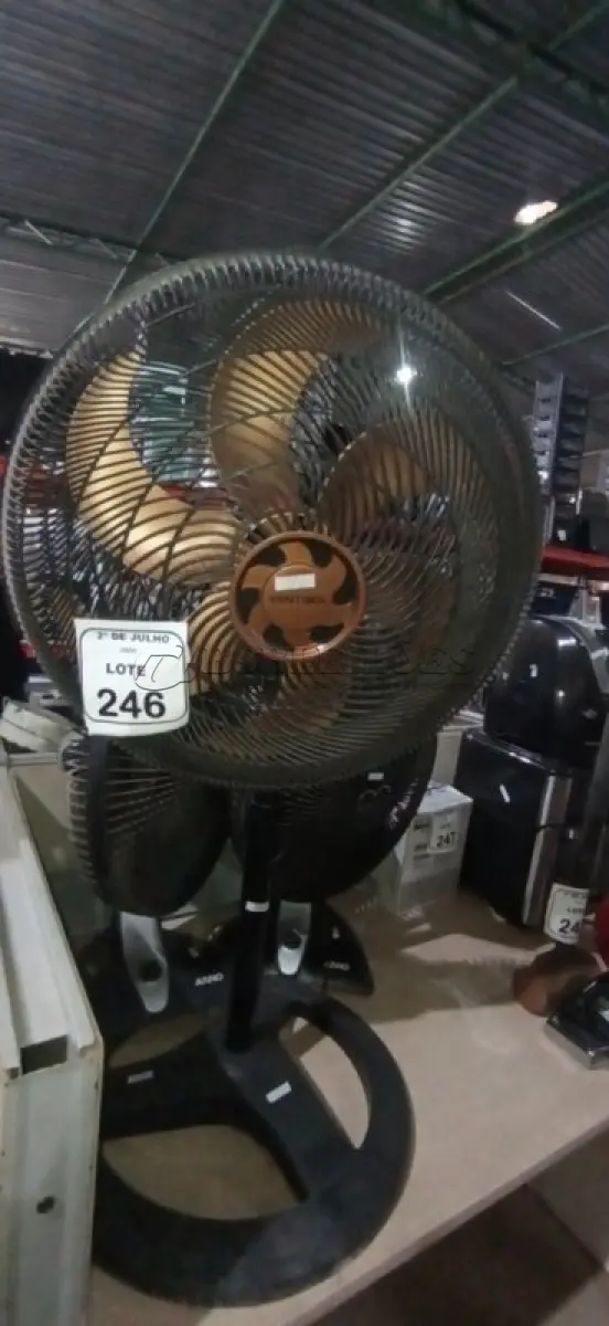 LOTE 246 - 03 VENTILADORES DE MARCAS E MODELOS DIVERSOS. (NO ESTADO) ATENÇÃO! FAZER A VISITAÇÃO ANTES DE ARREMATAR, NÃO SABEMOS SE FUNCIONA, LEILÃO NÃO TEM GARANTIA E NEM DEVOLUÇÃO, SUJEITO A POSSÍVEIS AVARIAS VISÍVEIS/OCULTAS E/OU AUSÊNCIA DE COMPONENTES.