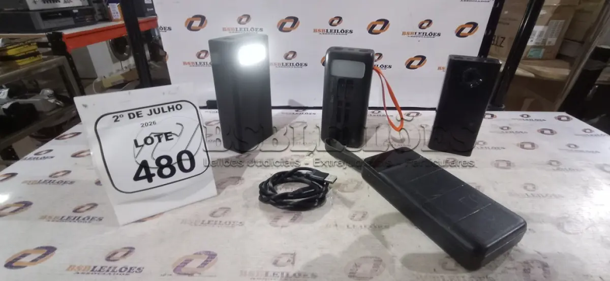 LOTE 480 - 04 POWER BANK DE MARCAS DIVERSAS. (NO ESTADO) ATENÇÃO! FAZER A VISITAÇÃO ANTES DE ARREMATAR, NÃO SABEMOS SE FUNCIONA, LEILÃO NÃO TEM GARANTIA E NEM DEVOLUÇÃO, SUJEITO A POSSÍVEIS AVARIAS VISÍVEIS/OCULTAS E/OU AUSÊNCIA DE COMPONENTES.