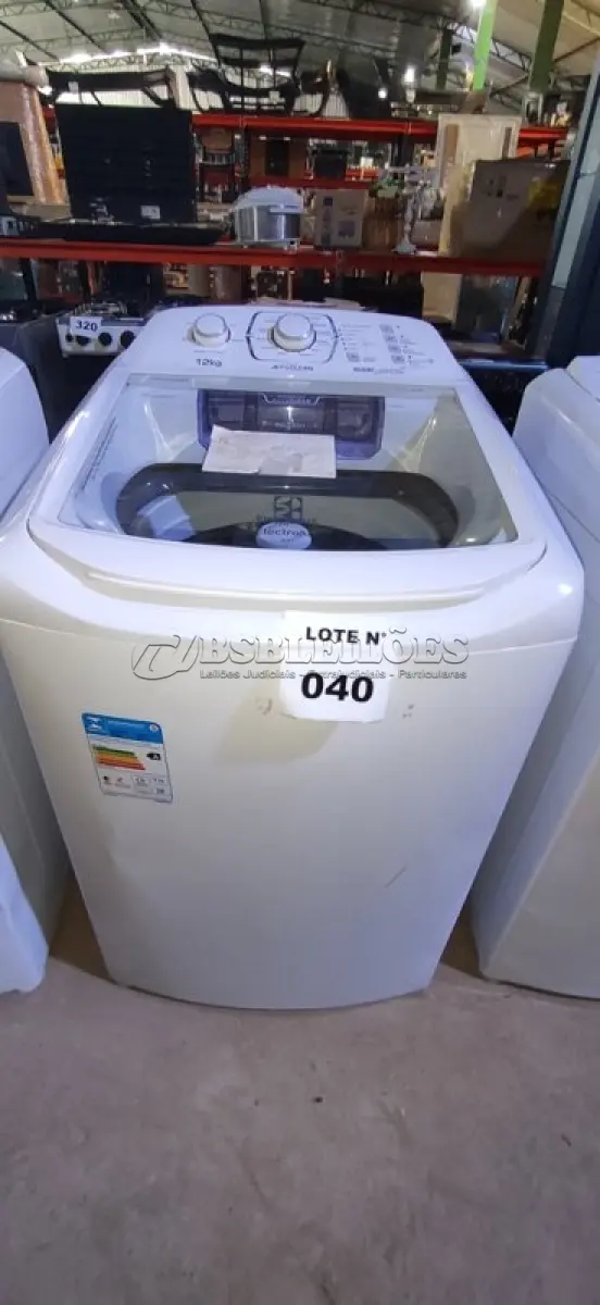 LOTE 040 - 01 LAVADORA ROUPAS ELECTROLUX 12 KG BRANCA LAVAGEM LAC12 - 220V (NO ESTADO, NÃO SABEMOS SE FUNCIONA. LEILÃO NÃO TEM GARANTIA E NEM DEVOLUÇÃO, SUJEITO A POSSÍVEIS AVARIAS VISÍVEIS/OCULTAS E/OU AUSÊNCIA DE COMPONENTES)