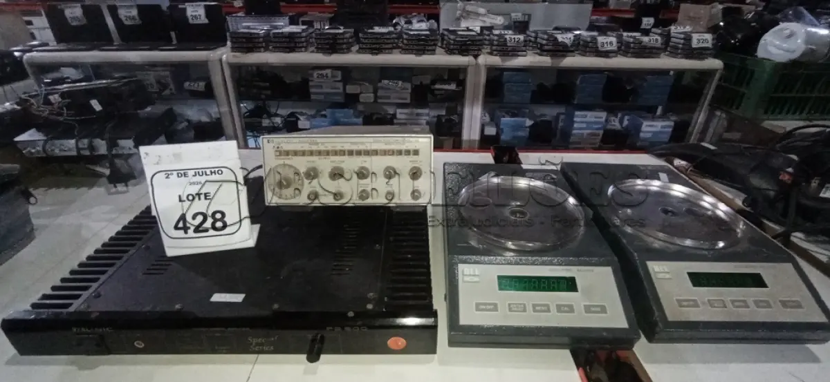 LOTE 428 - 01 AMPLIFICADOR MODELO PB 800 MARCA UNIC, 01 GERADOR DE FUNÇÕES E 02 BALANÇAS. (NO ESTADO) ATENÇÃO! FAZER A VISITAÇÃO ANTES DE ARREMATAR, NÃO SABEMOS SE FUNCIONA, LEILÃO NÃO TEM GARANTIA E NEM DEVOLUÇÃO, SUJEITO A POSSÍVEIS AVARIAS VISÍVEIS/OCULTAS E/OU AUSÊNCIA DE COMPONENTES.