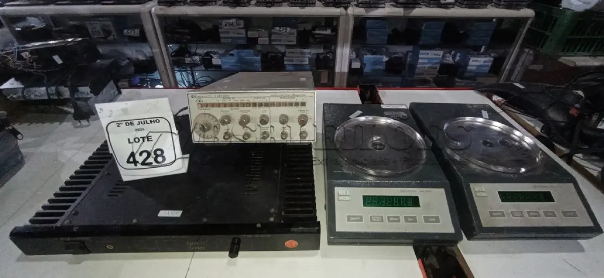 LOTE 428 - 01 AMPLIFICADOR MODELO PB 800 MARCA UNIC, 01 GERADOR DE FUNÇÕES E 02 BALANÇAS. (NO ESTADO) ATENÇÃO! FAZER A VISITAÇÃO ANTES DE ARREMATAR, NÃO SABEMOS SE FUNCIONA, LEILÃO NÃO TEM GARANTIA E NEM DEVOLUÇÃO, SUJEITO A POSSÍVEIS AVARIAS VISÍVEIS/OCULTAS E/OU AUSÊNCIA DE COMPONENTES.