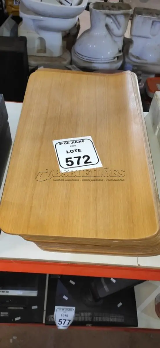 LOTE 572 - 20 PLACAS DE MADEIRA. (NO ESTADO) ATENÇÃO! FAZER A VISITAÇÃO ANTES DE ARREMATAR, NÃO SABEMOS SE FUNCIONA, LEILÃO NÃO TEM GARANTIA E NEM DEVOLUÇÃO, SUJEITO A POSSÍVEIS AVARIAS VISÍVEIS/OCULTAS E/OU AUSÊNCIA DE COMPONENTES.