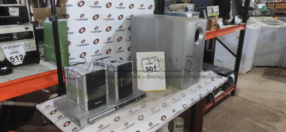 LOTE 501 - 01 APARELHO DE DVD MARCA MAGNAVOX, 01 SUBWOOFER E 04 CAIXAS DE SOM. (NO ESTADO) ATENÇÃO! FAZER A VISITAÇÃO ANTES DE ARREMATAR, NÃO SABEMOS SE FUNCIONA, LEILÃO NÃO TEM GARANTIA E NEM DEVOLUÇÃO, SUJEITO A POSSÍVEIS AVARIAS VISÍVEIS/OCULTAS E/OU AUSÊNCIA DE COMPONENTES.