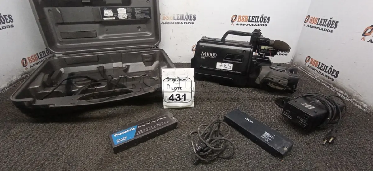 LOTE 431 - 01 FILMADORA MODELO M1000 VHS MARCA PANASONIC COM CASE. (NO ESTADO) ATENÇÃO! FAZER A VISITAÇÃO ANTES DE ARREMATAR, NÃO SABEMOS SE FUNCIONA, LEILÃO NÃO TEM GARANTIA E NEM DEVOLUÇÃO, SUJEITO A POSSÍVEIS AVARIAS VISÍVEIS/OCULTAS E/OU AUSÊNCIA DE COMPONENTES.