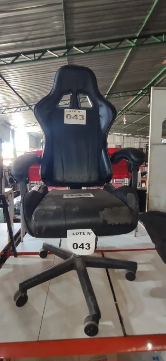 LOTE 043 - 01 CADEIRA GAMER (NO ESTADO, NÃO SABEMOS SE FUNCIONA. LEILÃO NÃO TEM GARANTIA E NEM DEVOLUÇÃO, SUJEITO A POSSÍVEIS AVARIAS VISÍVEIS/OCULTAS E/OU AUSÊNCIA DE COMPONENTES)