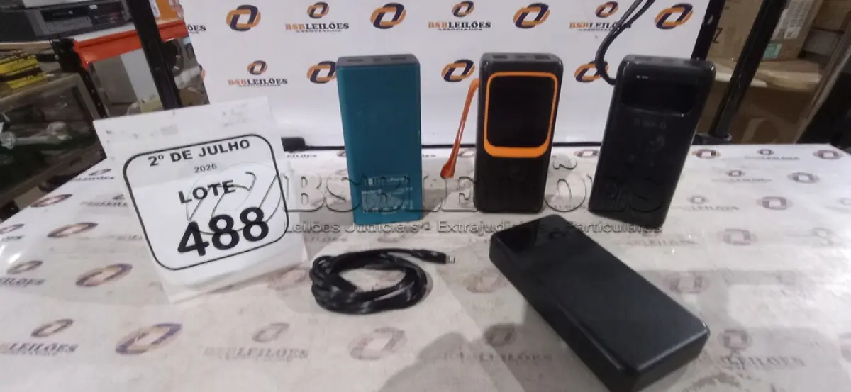 LOTE 488 - 04 POWER BANK DE MARCAS DIVERSAS. (NO ESTADO) ATENÇÃO! FAZER A VISITAÇÃO ANTES DE ARREMATAR, NÃO SABEMOS SE FUNCIONA, LEILÃO NÃO TEM GARANTIA E NEM DEVOLUÇÃO, SUJEITO A POSSÍVEIS AVARIAS VISÍVEIS/OCULTAS E/OU AUSÊNCIA DE COMPONENTES.