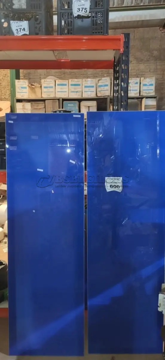 LOTE 600 - 02 PAINÉIS DE VIDRO 1,62X0,50 NA COR AZUL. (NO ESTADO) ATENÇÃO! FAZER A VISITAÇÃO ANTES DE ARREMATAR, NÃO SABEMOS SE FUNCIONA, LEILÃO NÃO TEM GARANTIA E NEM DEVOLUÇÃO, SUJEITO A POSSÍVEIS AVARIAS VISÍVEIS/OCULTAS E/OU AUSÊNCIA DE COMPONENTES.