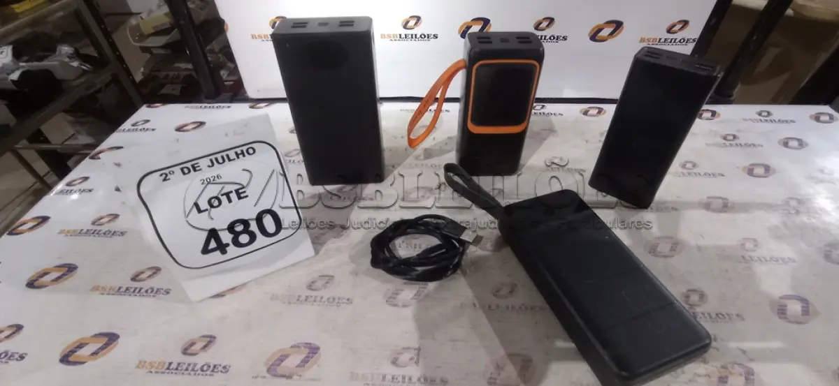 LOTE 480 - 04 POWER BANK DE MARCAS DIVERSAS. (NO ESTADO) ATENÇÃO! FAZER A VISITAÇÃO ANTES DE ARREMATAR, NÃO SABEMOS SE FUNCIONA, LEILÃO NÃO TEM GARANTIA E NEM DEVOLUÇÃO, SUJEITO A POSSÍVEIS AVARIAS VISÍVEIS/OCULTAS E/OU AUSÊNCIA DE COMPONENTES.
