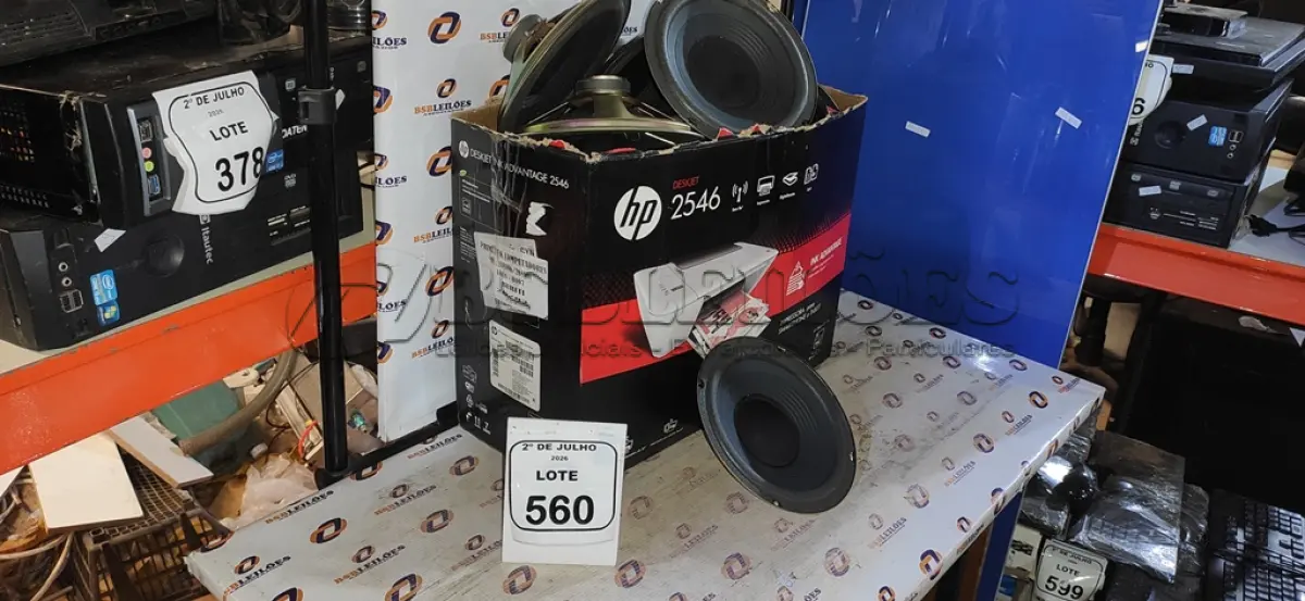 LOTE 560 - 01 LOTE COM VÁRIOS ALTO FALANTES DE MARCAS E MODELOS DIVERSOS. (NO ESTADO) ATENÇÃO! FAZER A VISITAÇÃO ANTES DE ARREMATAR, NÃO SABEMOS SE FUNCIONA, LEILÃO NÃO TEM GARANTIA E NEM DEVOLUÇÃO, SUJEITO A POSSÍVEIS AVARIAS VISÍVEIS/OCULTAS E/OU AUSÊNCIA DE COMPONENTES.