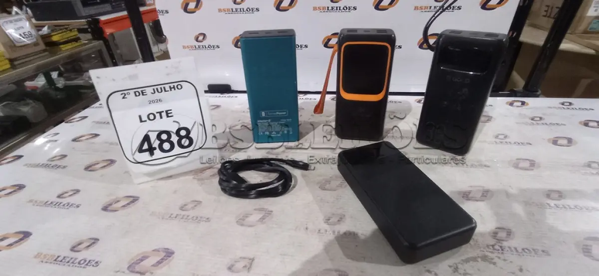 LOTE 488 - 04 POWER BANK DE MARCAS DIVERSAS. (NO ESTADO) ATENÇÃO! FAZER A VISITAÇÃO ANTES DE ARREMATAR, NÃO SABEMOS SE FUNCIONA, LEILÃO NÃO TEM GARANTIA E NEM DEVOLUÇÃO, SUJEITO A POSSÍVEIS AVARIAS VISÍVEIS/OCULTAS E/OU AUSÊNCIA DE COMPONENTES.