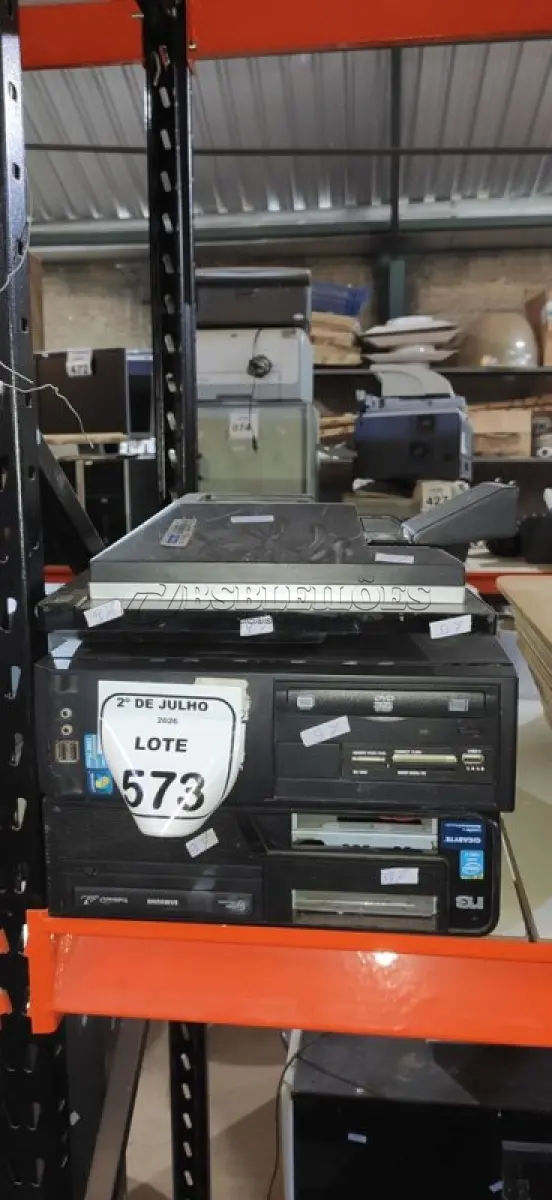 LOTE 573 - 02 MONITORES E 02 CPUS DE MARCAS DIVERSAS. (NO ESTADO) ATENÇÃO! FAZER A VISITAÇÃO ANTES DE ARREMATAR, NÃO SABEMOS SE FUNCIONA, LEILÃO NÃO TEM GARANTIA E NEM DEVOLUÇÃO, SUJEITO A POSSÍVEIS AVARIAS VISÍVEIS/OCULTAS E/OU AUSÊNCIA DE COMPONENTES.