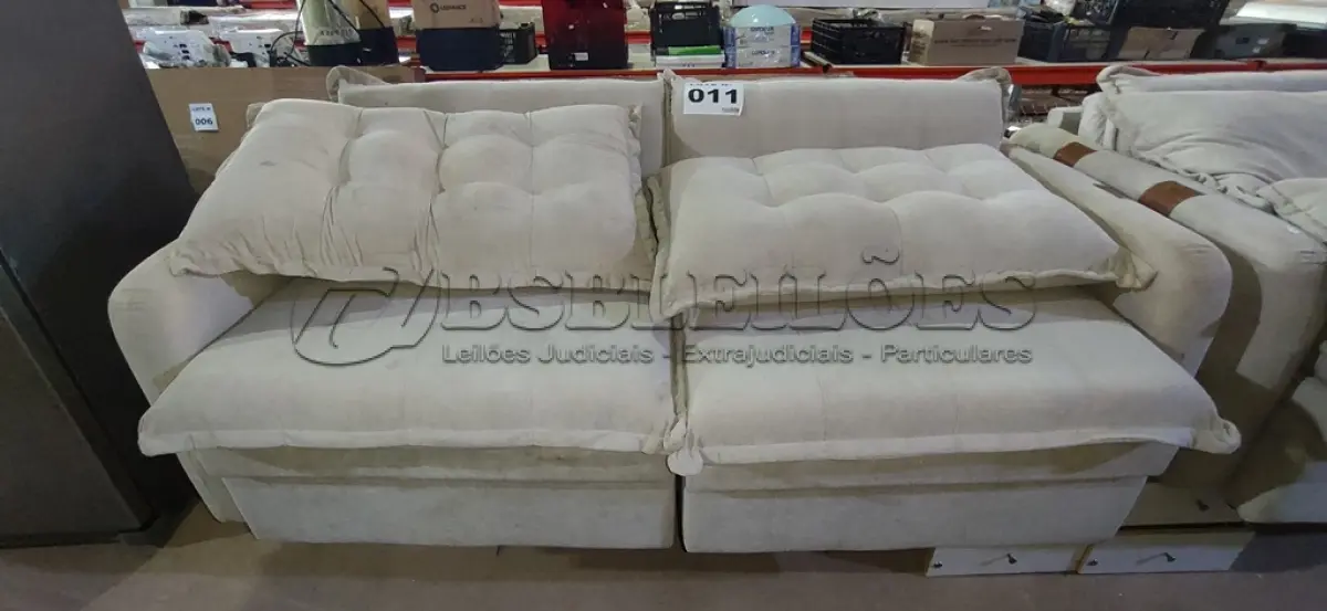 LOTE 011 - 01 SOFÁ CAMA BAÚ RETRÁTIL 2,00M SOFTGEL PETIT BOUCLE - CAMA INBOX (NO ESTADO, NÃO SABEMOS SE FUNCIONA. LEILÃO NÃO TEM GARANTIA E NEM DEVOLUÇÃO, SUJEITO A POSSÍVEIS AVARIAS VISÍVEIS/OCULTAS E/OU AUSÊNCIA DE COMPONENTES)