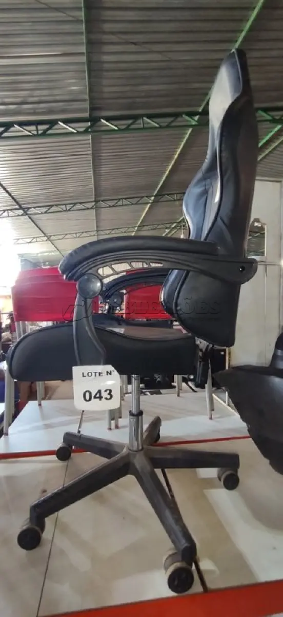 LOTE 043 - 01 CADEIRA GAMER (NO ESTADO, NÃO SABEMOS SE FUNCIONA. LEILÃO NÃO TEM GARANTIA E NEM DEVOLUÇÃO, SUJEITO A POSSÍVEIS AVARIAS VISÍVEIS/OCULTAS E/OU AUSÊNCIA DE COMPONENTES)