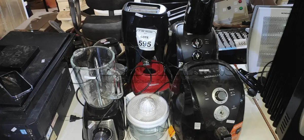 LOTE 595 - 02 AIR FRYERS, 02 CAFETEIRAS, 01 TORRADEIRA, 01 CHALEIRA ELÉTRICA, 01 LIQUIDIFICADOR E 01 MOTOR DE LIQUIDIFICADOR MARCA MONDIAL. (NO ESTADO) ATENÇÃO! FAZER A VISITAÇÃO ANTES DE ARREMATAR, NÃO SABEMOS SE FUNCIONA, LEILÃO NÃO TEM GARANTIA E NEM DEVOLUÇÃO, SUJEITO A POSSÍVEIS AVARIAS VISÍVEIS/OCULTAS E/OU AUSÊNCIA DE COMPONENTES.
