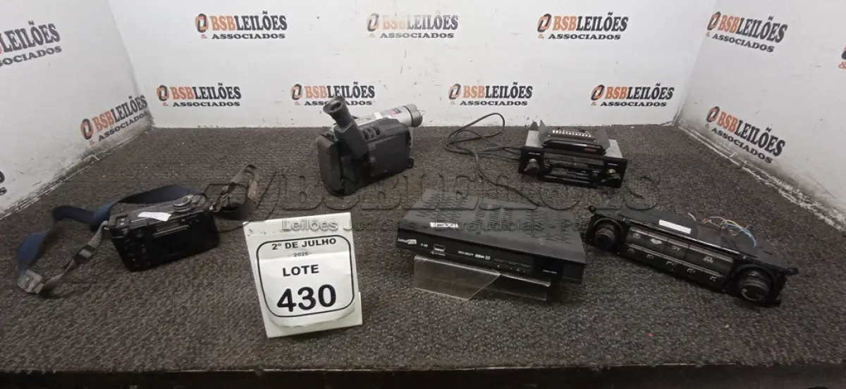 LOTE 430 - 02 SONS AUTOMOTIVOS, 01 APARELHO DVD, 01 MÁQUINA FOTOGRÁFICA E 01 FILMADORA. (NO ESTADO) ATENÇÃO! FAZER A VISITAÇÃO ANTES DE ARREMATAR, NÃO SABEMOS SE FUNCIONA, LEILÃO NÃO TEM GARANTIA E NEM DEVOLUÇÃO, SUJEITO A POSSÍVEIS AVARIAS VISÍVEIS/OCULTAS E/OU AUSÊNCIA DE COMPONENTES.