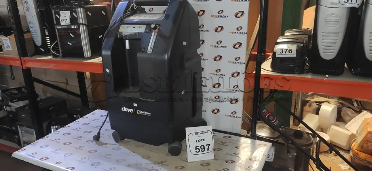LOTE 597 - 01 CONCENTRADOR DE OXIGÊNIO MODELO 525PS MARCA DRIVE DEVILBISS HEALTHCARE. (NO ESTADO) ATENÇÃO! FAZER A VISITAÇÃO ANTES DE ARREMATAR, NÃO SABEMOS SE FUNCIONA, LEILÃO NÃO TEM GARANTIA E NEM DEVOLUÇÃO, SUJEITO A POSSÍVEIS AVARIAS VISÍVEIS/OCULTAS E/OU AUSÊNCIA DE COMPONENTES.
