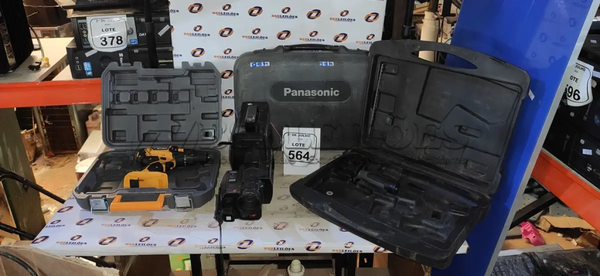 LOTE 564 - 01 FILMADORA ANTIGA MARCA SHARP E 03 CASES DE FERRAMENTAS. (NO ESTADO) ATENÇÃO! FAZER A VISITAÇÃO ANTES DE ARREMATAR, NÃO SABEMOS SE FUNCIONA, LEILÃO NÃO TEM GARANTIA E NEM DEVOLUÇÃO, SUJEITO A POSSÍVEIS AVARIAS VISÍVEIS/OCULTAS E/OU AUSÊNCIA DE COMPONENTES.