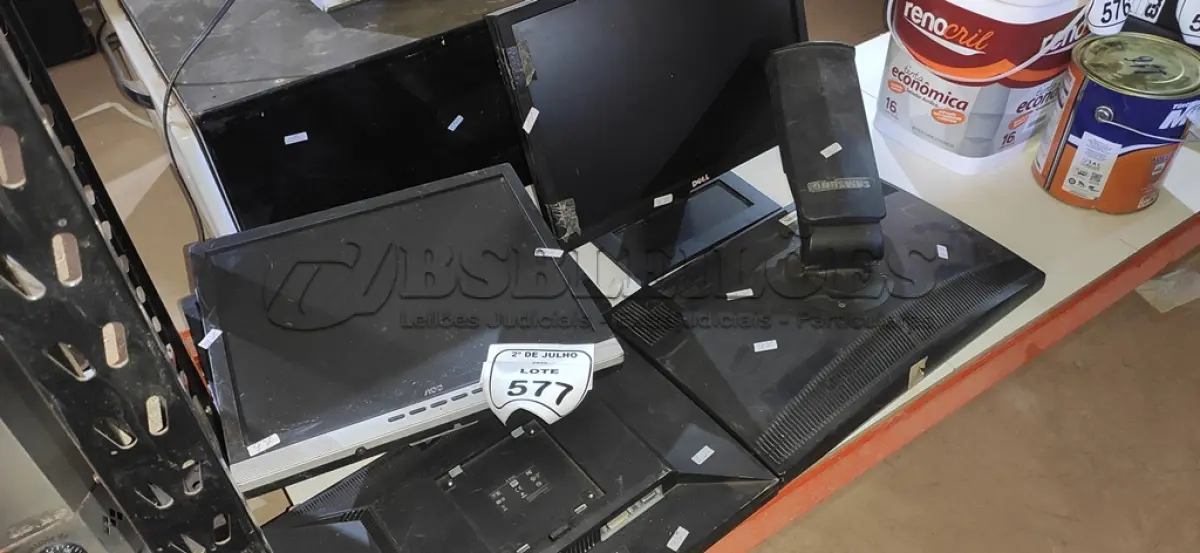 LOTE 577 - 06 MONITORES DE MARCAS E MODELOS DIVERSOS. (NO ESTADO) ATENÇÃO! FAZER A VISITAÇÃO ANTES DE ARREMATAR, NÃO SABEMOS SE FUNCIONA, LEILÃO NÃO TEM GARANTIA E NEM DEVOLUÇÃO, SUJEITO A POSSÍVEIS AVARIAS VISÍVEIS/OCULTAS E/OU AUSÊNCIA DE COMPONENTES.