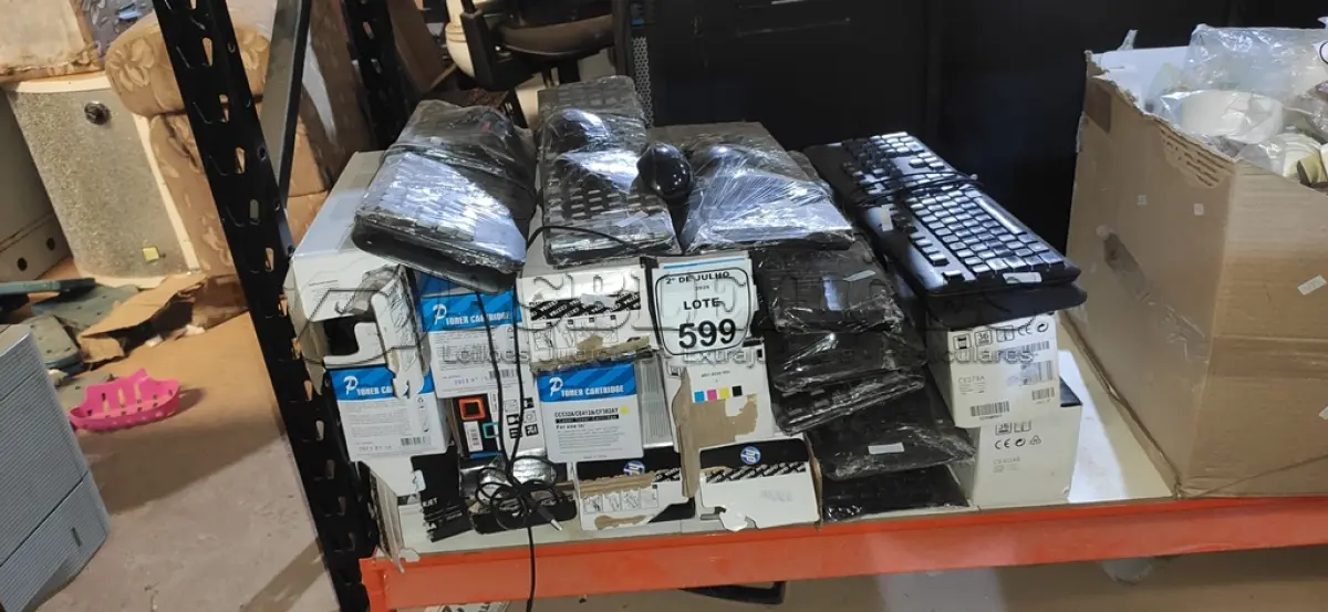 LOTE 599 - 01 LOTE COM VÁRIOS TECLADOS DE PC E TONERS DE IMPRESSORAS. (NO ESTADO) ATENÇÃO! FAZER A VISITAÇÃO ANTES DE ARREMATAR, NÃO SABEMOS SE FUNCIONA, LEILÃO NÃO TEM GARANTIA E NEM DEVOLUÇÃO, SUJEITO A POSSÍVEIS AVARIAS VISÍVEIS/OCULTAS E/OU AUSÊNCIA DE COMPONENTES.