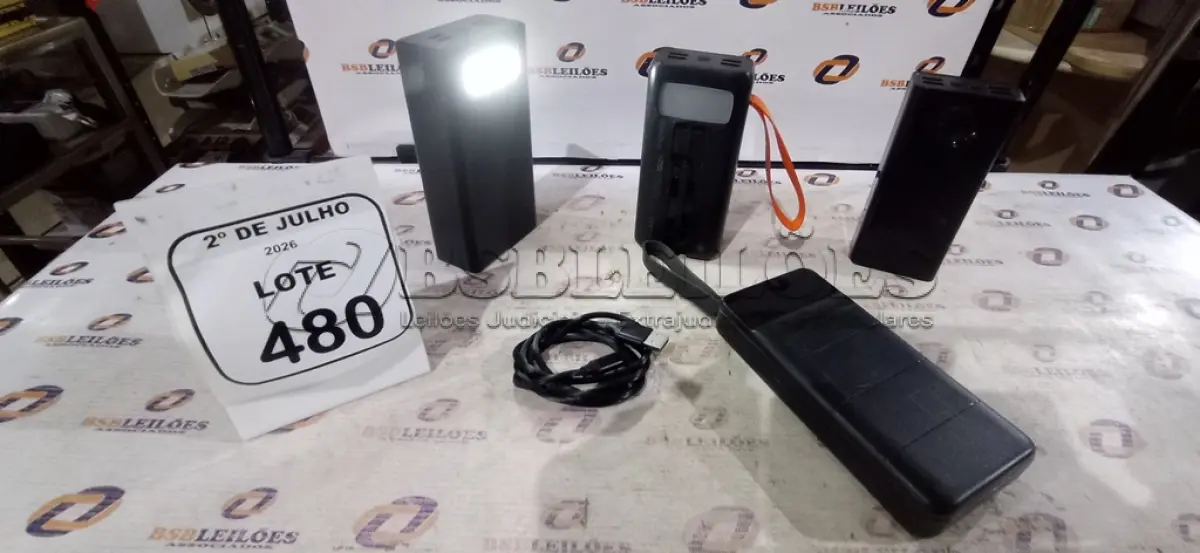 LOTE 480 - 04 POWER BANK DE MARCAS DIVERSAS. (NO ESTADO) ATENÇÃO! FAZER A VISITAÇÃO ANTES DE ARREMATAR, NÃO SABEMOS SE FUNCIONA, LEILÃO NÃO TEM GARANTIA E NEM DEVOLUÇÃO, SUJEITO A POSSÍVEIS AVARIAS VISÍVEIS/OCULTAS E/OU AUSÊNCIA DE COMPONENTES.