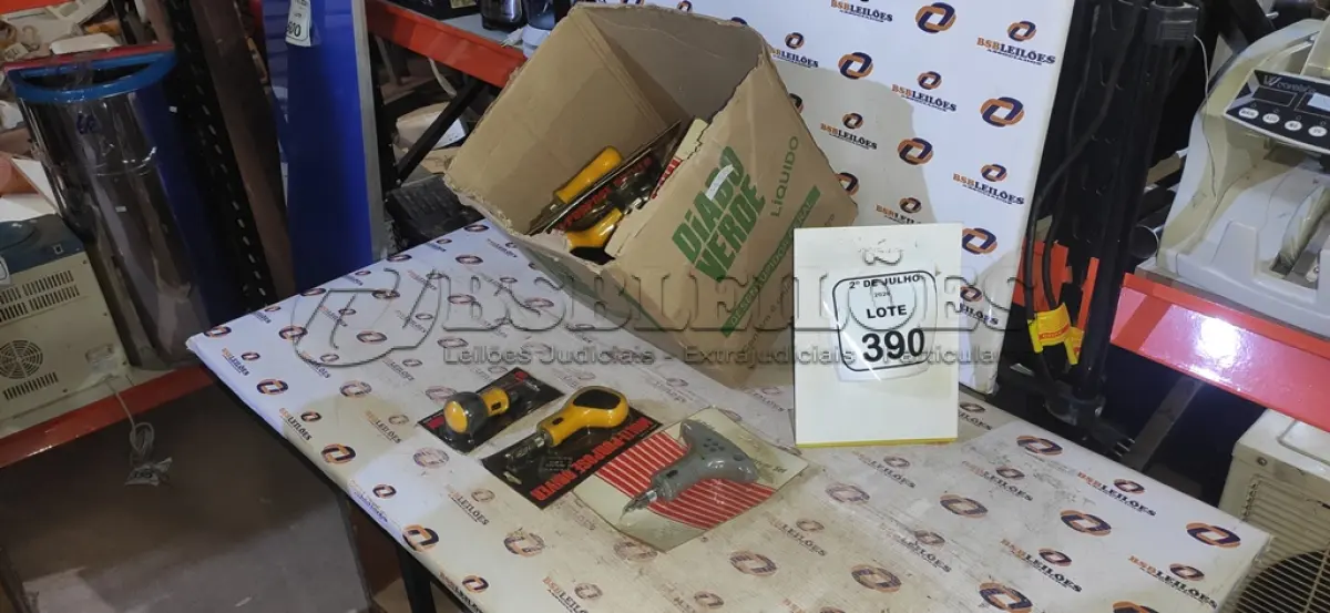 LOTE 390 - 01 LOTE COM VÁRIAS CHAVES DE FENDA COM BITS. (NO ESTADO) ATENÇÃO! FAZER A VISITAÇÃO ANTES DE ARREMATAR, NÃO SABEMOS SE FUNCIONA, LEILÃO NÃO TEM GARANTIA E NEM DEVOLUÇÃO, SUJEITO A POSSÍVEIS AVARIAS VISÍVEIS/OCULTAS E/OU AUSÊNCIA DE COMPONENTES.