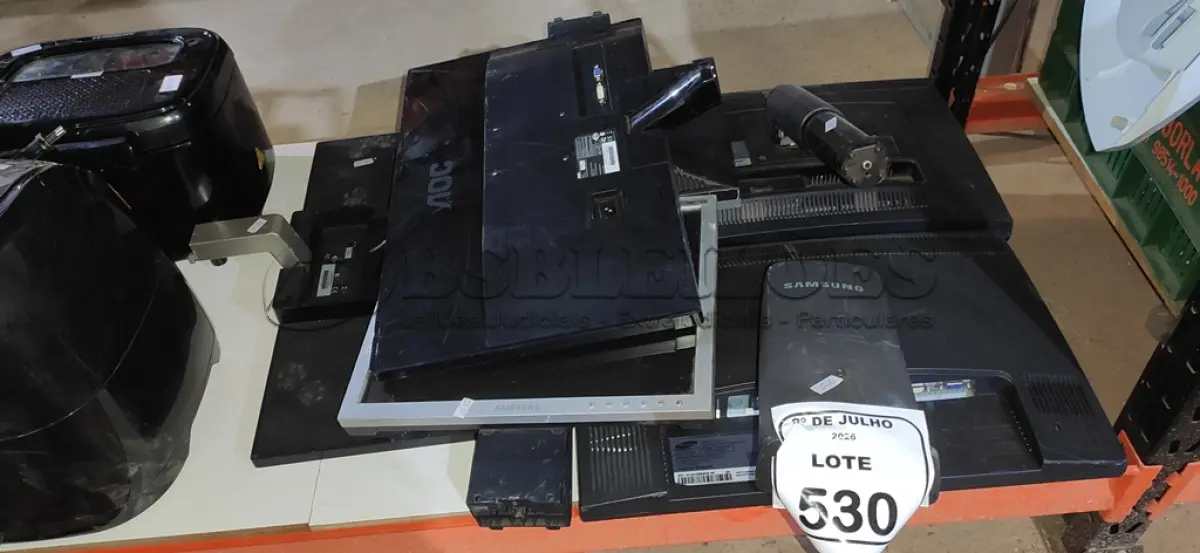 LOTE 530 - 06 MONITORES DE MARCAS E MODELOS DIVERSOS. (NO ESTADO) ATENÇÃO! FAZER A VISITAÇÃO ANTES DE ARREMATAR, NÃO SABEMOS SE FUNCIONA, LEILÃO NÃO TEM GARANTIA E NEM DEVOLUÇÃO, SUJEITO A POSSÍVEIS AVARIAS VISÍVEIS/OCULTAS E/OU AUSÊNCIA DE COMPONENTES.