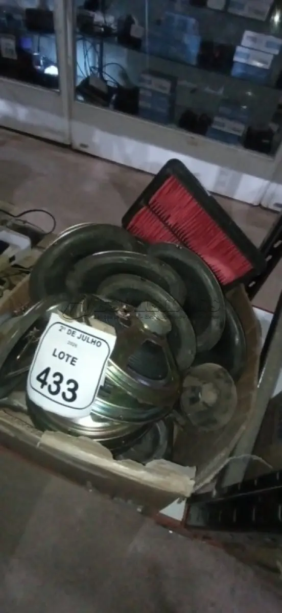 LOTE 433 - 01 LOTE COM VÁRIOS ALTO FALANTES DE MARCAS E MODELOS DIVERSOS. (NO ESTADO) ATENÇÃO! FAZER A VISITAÇÃO ANTES DE ARREMATAR, NÃO SABEMOS SE FUNCIONA, LEILÃO NÃO TEM GARANTIA E NEM DEVOLUÇÃO, SUJEITO A POSSÍVEIS AVARIAS VISÍVEIS/OCULTAS E/OU AUSÊNCIA DE COMPONENTES.