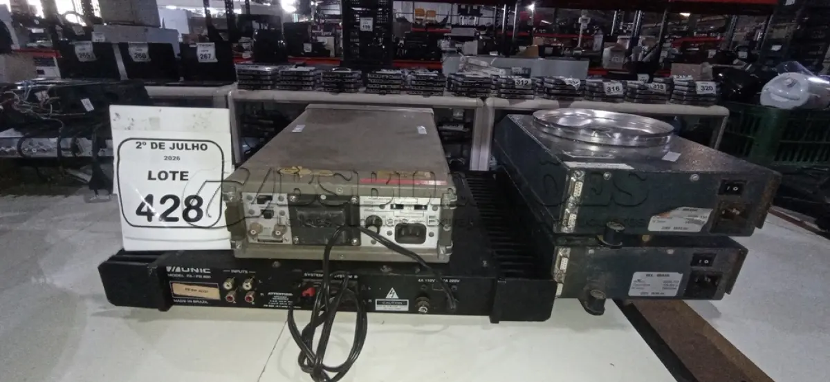 LOTE 428 - 01 AMPLIFICADOR MODELO PB 800 MARCA UNIC, 01 GERADOR DE FUNÇÕES E 02 BALANÇAS. (NO ESTADO) ATENÇÃO! FAZER A VISITAÇÃO ANTES DE ARREMATAR, NÃO SABEMOS SE FUNCIONA, LEILÃO NÃO TEM GARANTIA E NEM DEVOLUÇÃO, SUJEITO A POSSÍVEIS AVARIAS VISÍVEIS/OCULTAS E/OU AUSÊNCIA DE COMPONENTES.