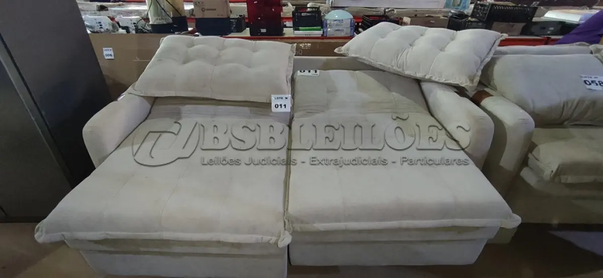 LOTE 011 - 01 SOFÁ CAMA BAÚ RETRÁTIL 2,00M SOFTGEL PETIT BOUCLE - CAMA INBOX (NO ESTADO, NÃO SABEMOS SE FUNCIONA. LEILÃO NÃO TEM GARANTIA E NEM DEVOLUÇÃO, SUJEITO A POSSÍVEIS AVARIAS VISÍVEIS/OCULTAS E/OU AUSÊNCIA DE COMPONENTES)