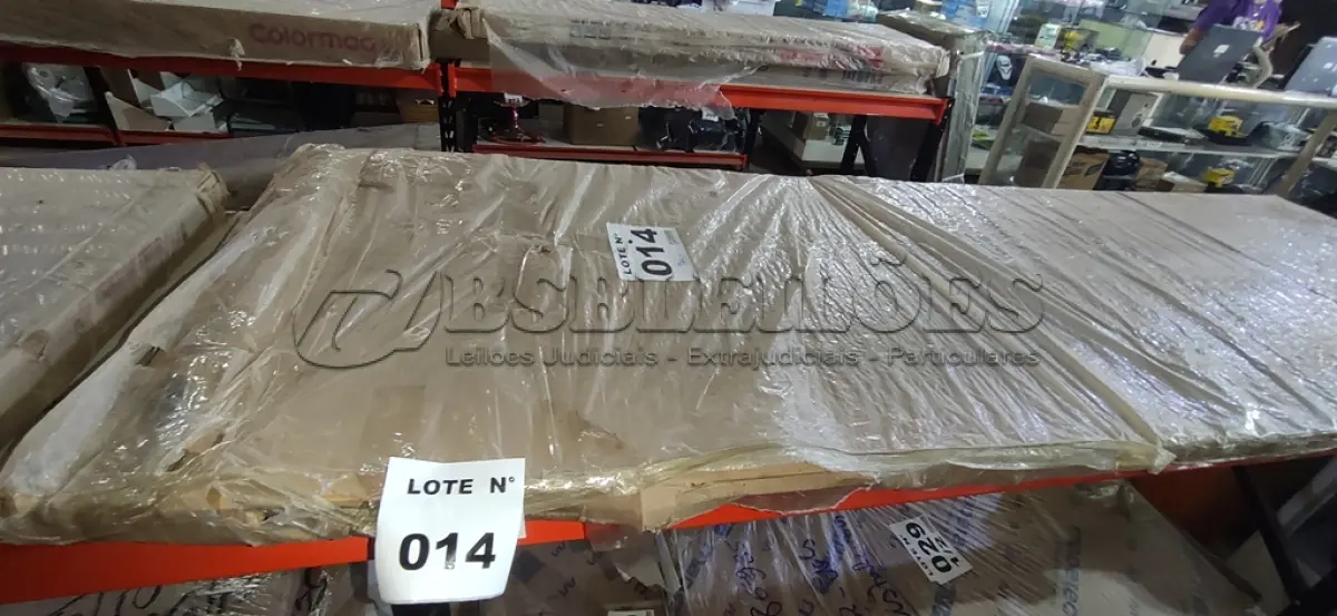 LOTE 014 - 01 ESTANTE LIVREIRO (NO ESTADO, NÃO SABEMOS SE FUNCIONA. LEILÃO NÃO TEM GARANTIA E NEM DEVOLUÇÃO, SUJEITO A POSSÍVEIS AVARIAS VISÍVEIS/OCULTAS E/OU AUSÊNCIA DE COMPONENTES)