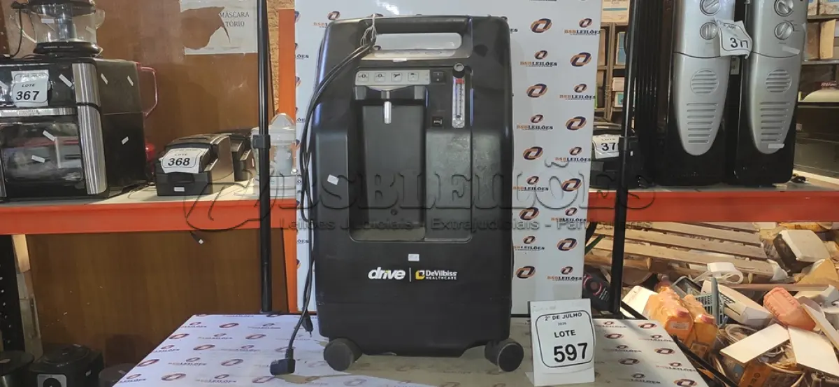 LOTE 597 - 01 CONCENTRADOR DE OXIGÊNIO MODELO 525PS MARCA DRIVE DEVILBISS HEALTHCARE. (NO ESTADO) ATENÇÃO! FAZER A VISITAÇÃO ANTES DE ARREMATAR, NÃO SABEMOS SE FUNCIONA, LEILÃO NÃO TEM GARANTIA E NEM DEVOLUÇÃO, SUJEITO A POSSÍVEIS AVARIAS VISÍVEIS/OCULTAS E/OU AUSÊNCIA DE COMPONENTES.