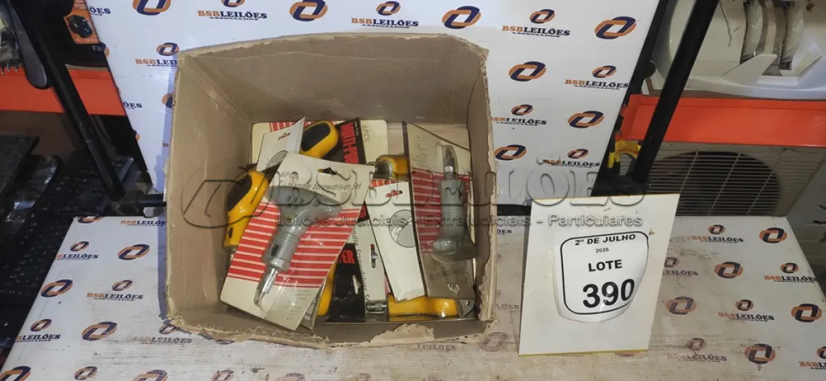 LOTE 390 - 01 LOTE COM VÁRIAS CHAVES DE FENDA COM BITS. (NO ESTADO) ATENÇÃO! FAZER A VISITAÇÃO ANTES DE ARREMATAR, NÃO SABEMOS SE FUNCIONA, LEILÃO NÃO TEM GARANTIA E NEM DEVOLUÇÃO, SUJEITO A POSSÍVEIS AVARIAS VISÍVEIS/OCULTAS E/OU AUSÊNCIA DE COMPONENTES.
