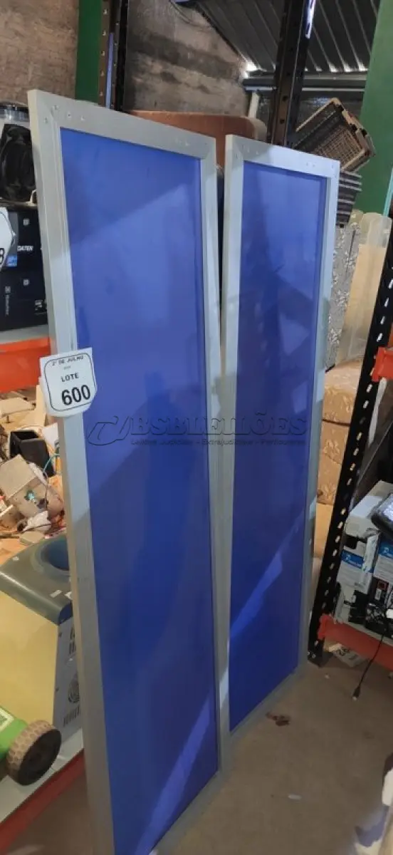LOTE 600 - 02 PAINÉIS DE VIDRO 1,62X0,50 NA COR AZUL. (NO ESTADO) ATENÇÃO! FAZER A VISITAÇÃO ANTES DE ARREMATAR, NÃO SABEMOS SE FUNCIONA, LEILÃO NÃO TEM GARANTIA E NEM DEVOLUÇÃO, SUJEITO A POSSÍVEIS AVARIAS VISÍVEIS/OCULTAS E/OU AUSÊNCIA DE COMPONENTES.