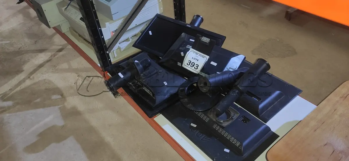LOTE 393 - 06 MONITORES MARCA AOC PARA RETIRADA DE PEÇAS. (NO ESTADO) ATENÇÃO! FAZER A VISITAÇÃO ANTES DE ARREMATAR, NÃO SABEMOS SE FUNCIONA, LEILÃO NÃO TEM GARANTIA E NEM DEVOLUÇÃO, SUJEITO A POSSÍVEIS AVARIAS VISÍVEIS/OCULTAS E/OU AUSÊNCIA DE COMPONENTES.
