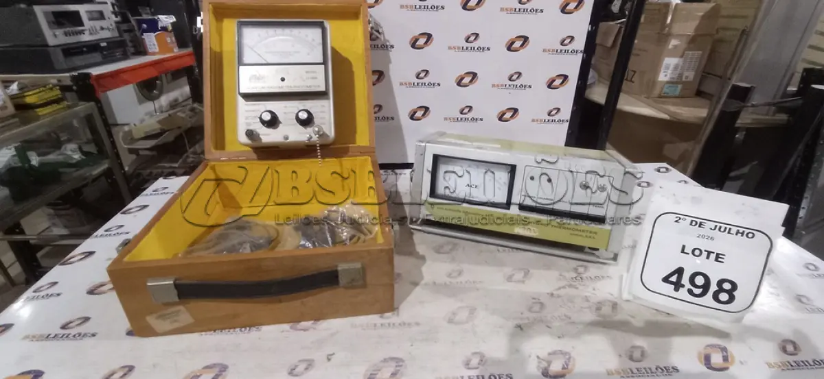 LOTE 498 - 01 MEDIDOR DE LUZ ANALÓGICO COM CAIXA DE MADEIRA E 01 TERMÔMETRO ANALÓGICO. (NO ESTADO) ATENÇÃO! FAZER A VISITAÇÃO ANTES DE ARREMATAR, NÃO SABEMOS SE FUNCIONA, LEILÃO NÃO TEM GARANTIA E NEM DEVOLUÇÃO, SUJEITO A POSSÍVEIS AVARIAS VISÍVEIS/OCULTAS E/OU AUSÊNCIA DE COMPONENTES.