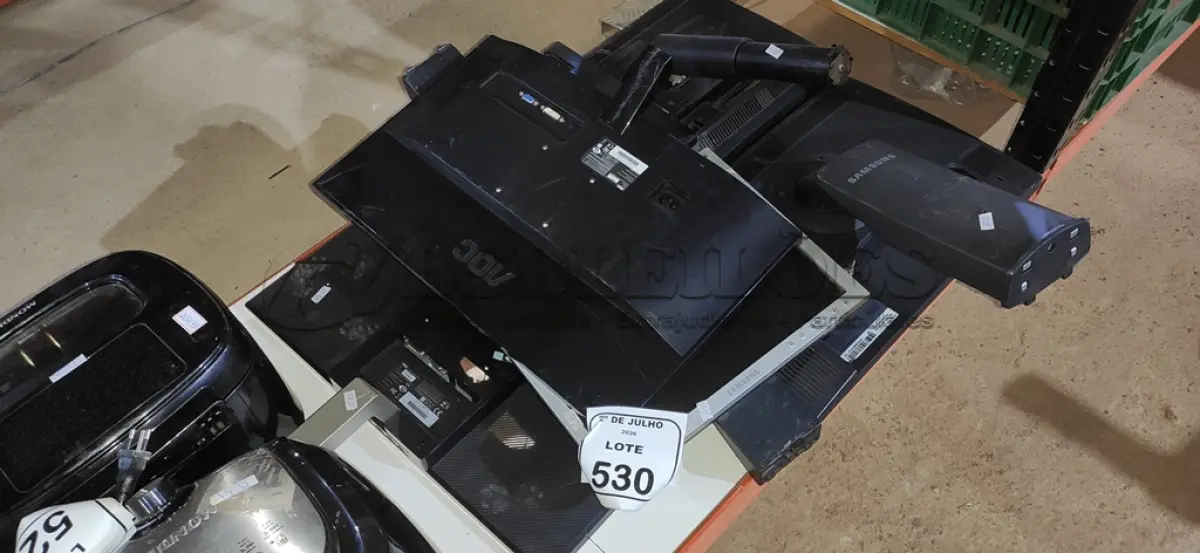 LOTE 530 - 06 MONITORES DE MARCAS E MODELOS DIVERSOS. (NO ESTADO) ATENÇÃO! FAZER A VISITAÇÃO ANTES DE ARREMATAR, NÃO SABEMOS SE FUNCIONA, LEILÃO NÃO TEM GARANTIA E NEM DEVOLUÇÃO, SUJEITO A POSSÍVEIS AVARIAS VISÍVEIS/OCULTAS E/OU AUSÊNCIA DE COMPONENTES.