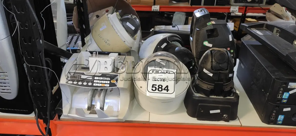 LOTE 584 - 04 CÂMERAS TIPO DOME, 03 RELÓGIOS DE PONTO E 02 MÁQUINAS DE CONTAR CÉDULAS. (NO ESTADO) ATENÇÃO! FAZER A VISITAÇÃO ANTES DE ARREMATAR, NÃO SABEMOS SE FUNCIONA, LEILÃO NÃO TEM GARANTIA E NEM DEVOLUÇÃO, SUJEITO A POSSÍVEIS AVARIAS VISÍVEIS/OCULTAS E/OU AUSÊNCIA DE COMPONENTES.