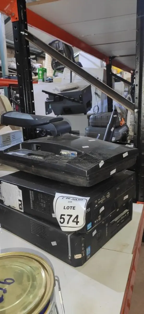 LOTE 574 - 02 MONITORES E 02 CPUS DE MARCAS DIVERSAS. (NO ESTADO) ATENÇÃO! FAZER A VISITAÇÃO ANTES DE ARREMATAR, NÃO SABEMOS SE FUNCIONA, LEILÃO NÃO TEM GARANTIA E NEM DEVOLUÇÃO, SUJEITO A POSSÍVEIS AVARIAS VISÍVEIS/OCULTAS E/OU AUSÊNCIA DE COMPONENTES.