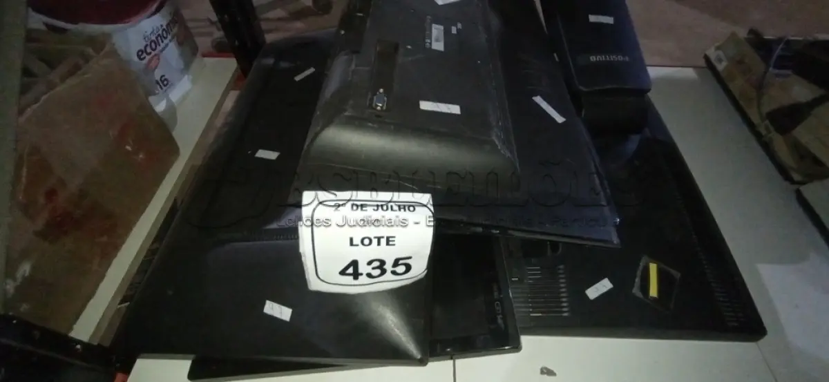 LOTE 435 - 05 MONITORES DE MARCAS E MODELOS DIVERSOS. (NO ESTADO) ATENÇÃO! FAZER A VISITAÇÃO ANTES DE ARREMATAR, NÃO SABEMOS SE FUNCIONA, LEILÃO NÃO TEM GARANTIA E NEM DEVOLUÇÃO, SUJEITO A POSSÍVEIS AVARIAS VISÍVEIS/OCULTAS E/OU AUSÊNCIA DE COMPONENTES.