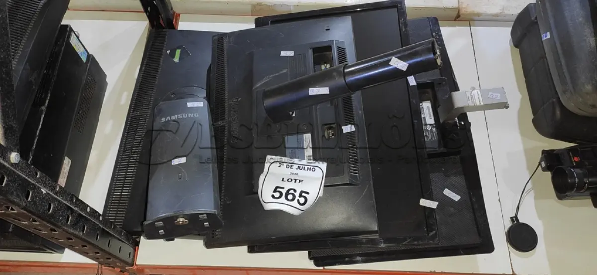 LOTE 565 - 05 MONITORES DE MARCAS E MODELOS DIVERSOS. (NO ESTADO) ATENÇÃO! FAZER A VISITAÇÃO ANTES DE ARREMATAR, NÃO SABEMOS SE FUNCIONA, LEILÃO NÃO TEM GARANTIA E NEM DEVOLUÇÃO, SUJEITO A POSSÍVEIS AVARIAS VISÍVEIS/OCULTAS E/OU AUSÊNCIA DE COMPONENTES.