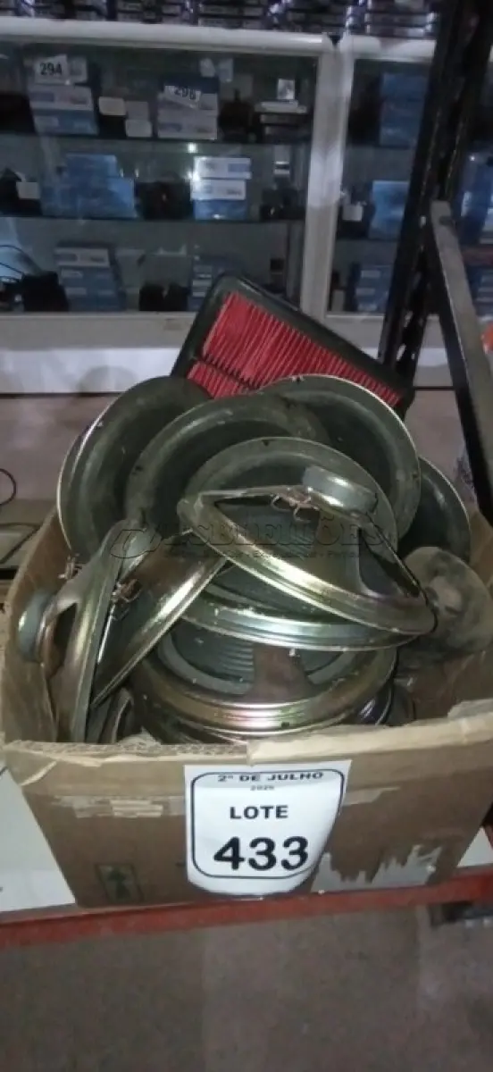 LOTE 433 - 01 LOTE COM VÁRIOS ALTO FALANTES DE MARCAS E MODELOS DIVERSOS. (NO ESTADO) ATENÇÃO! FAZER A VISITAÇÃO ANTES DE ARREMATAR, NÃO SABEMOS SE FUNCIONA, LEILÃO NÃO TEM GARANTIA E NEM DEVOLUÇÃO, SUJEITO A POSSÍVEIS AVARIAS VISÍVEIS/OCULTAS E/OU AUSÊNCIA DE COMPONENTES.