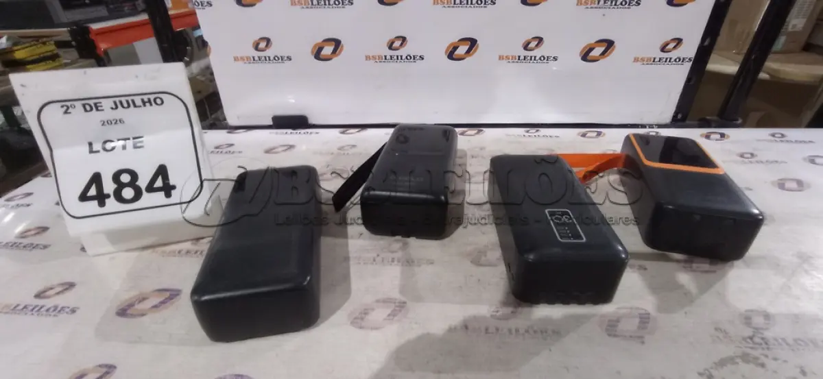 LOTE 484 - 04 POWER BANK DE MARCAS DIVERSAS. (NO ESTADO) ATENÇÃO! FAZER A VISITAÇÃO ANTES DE ARREMATAR, NÃO SABEMOS SE FUNCIONA, LEILÃO NÃO TEM GARANTIA E NEM DEVOLUÇÃO, SUJEITO A POSSÍVEIS AVARIAS VISÍVEIS/OCULTAS E/OU AUSÊNCIA DE COMPONENTES.